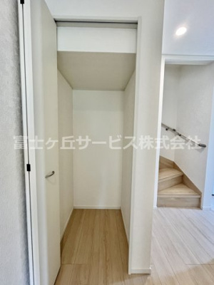 【収納】 | 牧之原市静波 11期 新築一戸建て 1号棟 | 玄関近くに廊下収納があります