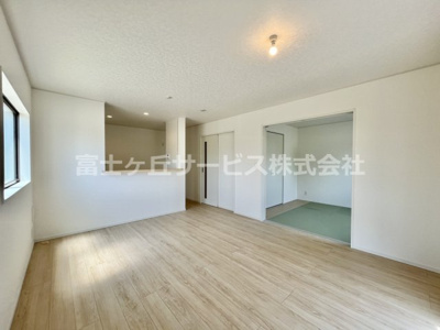 【居間・リビング】 | 牧之原市静波 11期 新築一戸建て 1号棟 | 15帖のLDK、隣に5.2帖の和室があり広々とお暮しいただけます