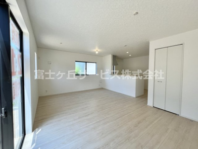 【居間・リビング】 | 牧之原市静波 11期 新築一戸建て 2号棟 | LDK18帖