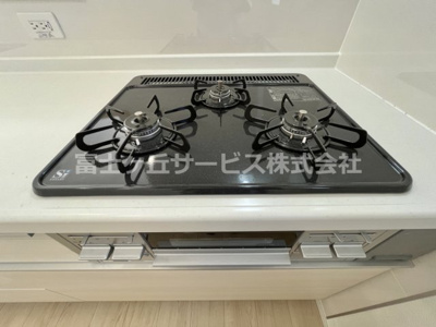 【キッチン】 | 牧之原市静波 11期 新築一戸建て 2号棟 | 3口ガスコンロ