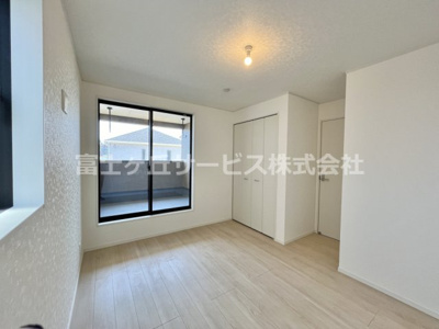 【洋室】 | 牧之原市静波 11期 新築一戸建て 2号棟 | バルコニーに面した洋室6.5帖