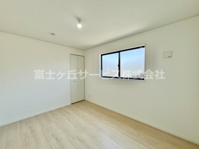 【子供部屋】 | 牧之原市静波 11期 新築一戸建て 2号棟 | 6帖の部屋は子供部屋にいかがでしょうか