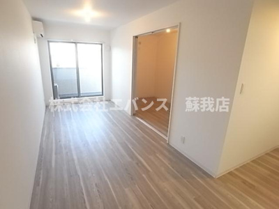 【居間・リビング】 | ジーメゾン千葉村田町 | こちらのリビングで趣味の時間をお楽しみください