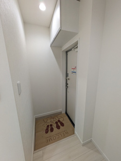 上部に棚のある玄関♪