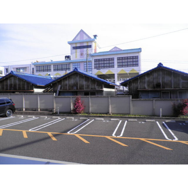 各務原市蘇原花園町３丁目のアパートの駐車場