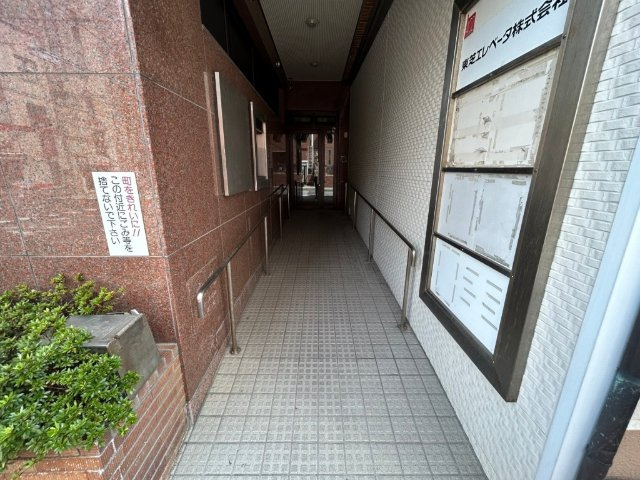 リゾートデザインビルのエントランス