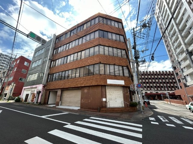 リゾートデザインビルの駐車場