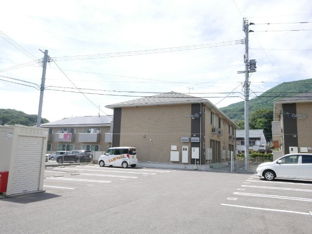 アムールの駐車場
