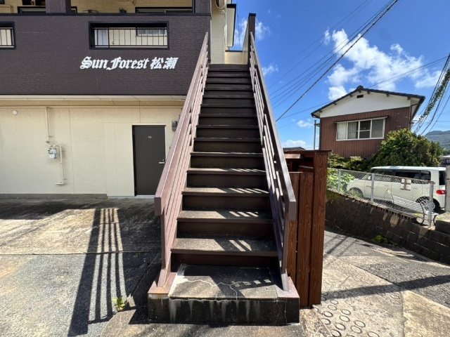 佐世保市松瀬町のアパートのエントランス