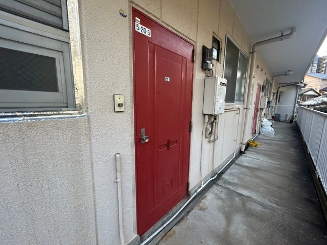 金比良ハイツの玄関