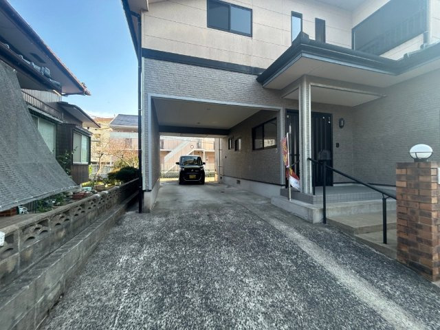 椎木町戸建の駐車場