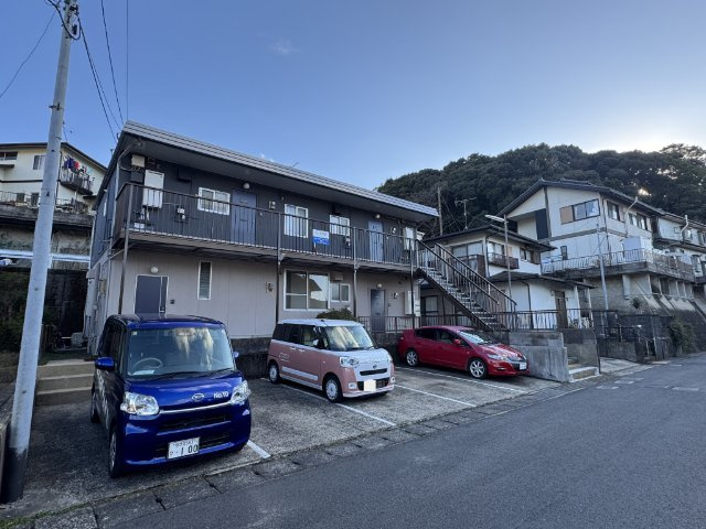 コーポ彩虹の駐車場
