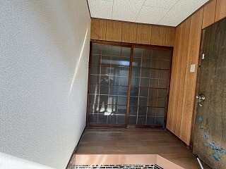 東山戸建ての玄関