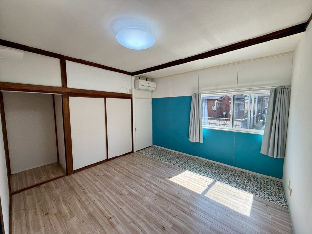 富岡町貸家の洋室|落ち着いた色調の洋室です