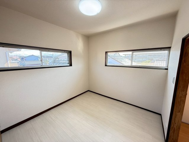 富岡町貸家の洋室|コンパクトで使いやすい洋室です