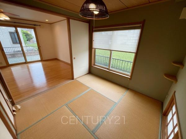 前橋市箱田町中古の和室|和室はLDKと続き間で開放感があります。
引き戸で仕切れますので状況に合わせた使い方ができます。