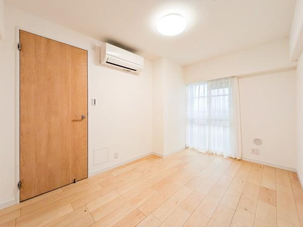 菊名スカイマンションの洋室|窓からの光が嬉しい洋室です。
収納もあり、荷物が多い方にも安心です♪
