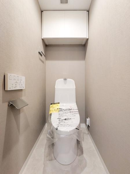 菊名スカイマンションのトイレ|清潔感のある内装のすっきりとしたデザインのトイレです。
水周りが綺麗だと安心ですね。
