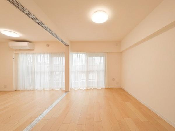 菊名スカイマンションの居間・リビング|窓からは明るい光が差し込みます！
電気をつけなくても明るいです。