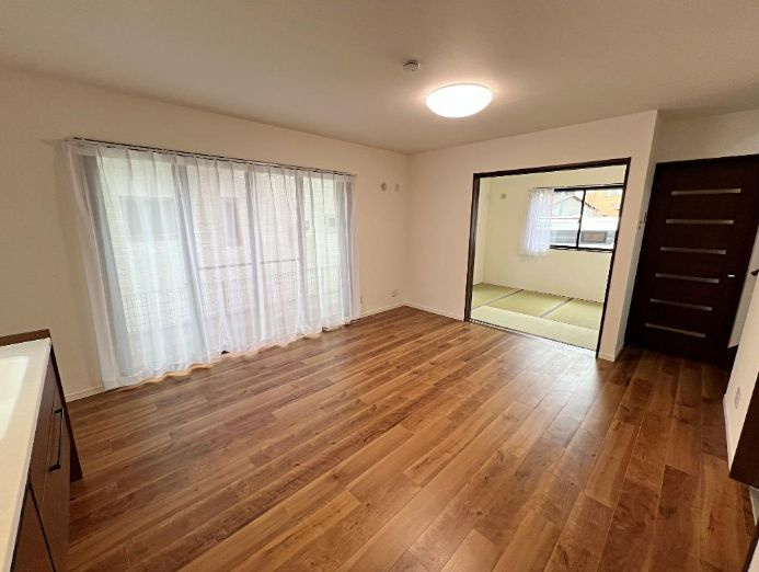 茅ヶ崎市香川４丁目　中古戸建の居間・リビング|使いやすい居間です