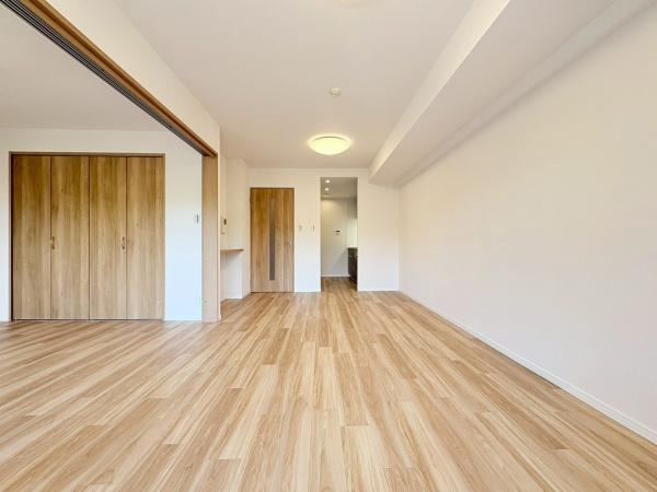 グランコート六ツ川ガーデンの居間・リビング|インテリアが考えやすい間取りで家具・家電を揃えるのも楽しみの一つになりそうです！
