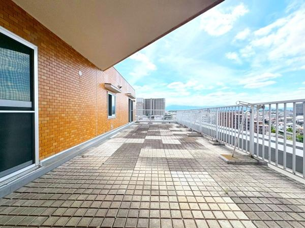 ライオンズマンション相武台前のバルコニー|広いスペースのあるルーフバルコニーです！とても眺望が良く開放的な空間ですね。