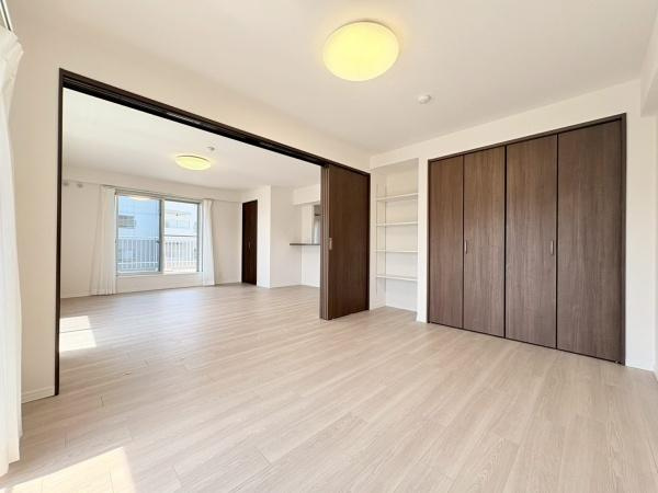 ライオンズマンション相武台前の洋室|洋室６帖！リビングに繋がるお部屋で広くお使いいただくことも可動式扉を閉めて区切りをつけることもできます！