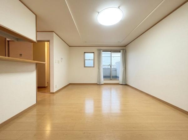 【居間・リビング】 | ■5LDKのお家です♪
部屋数が多いので、ファミリーの方にも嬉しい間取り♪

■2台駐車可能♪(車種による)
駐車スペースを2台分確保した住まいで、来客時も気兼ねなく対応できます♪