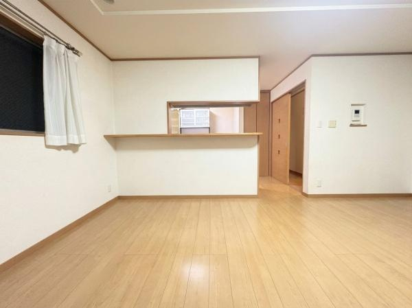 【居間・リビング】 | ■室内かなり綺麗にお使いいただいています♪
大切に使われてきたことが伝わる住まいです♪

■階段幅が広い設計♪
毎日の上り下りもストレスフリーです♪