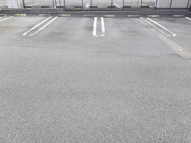 カーサ・剱岳１の駐車場