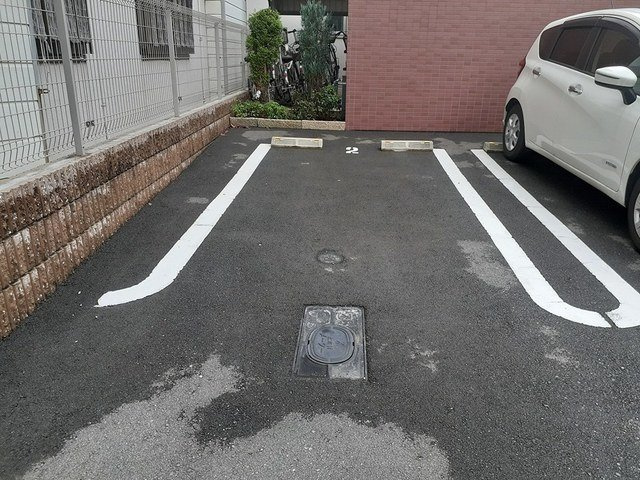 クレイン・レジデンスの駐車場