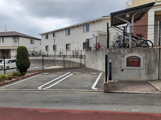 リヴェール南片江の駐車場