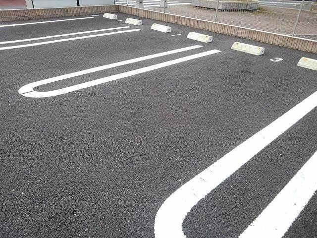 アークレイズの駐車場