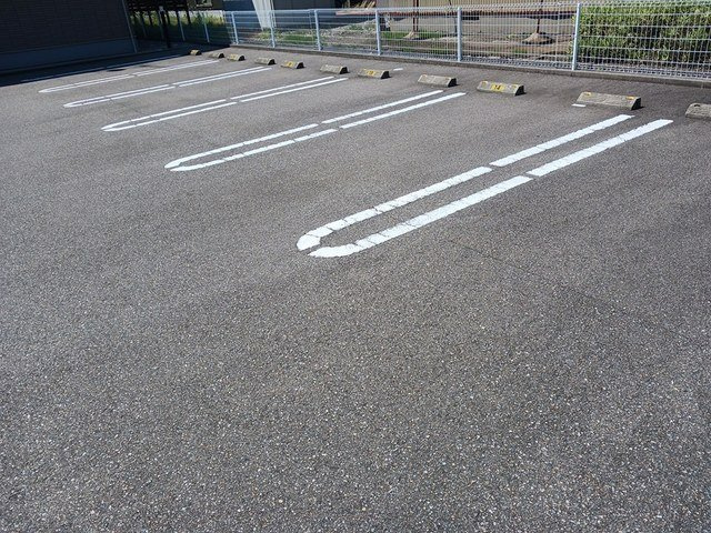 ファイン・フォルティスの駐車場