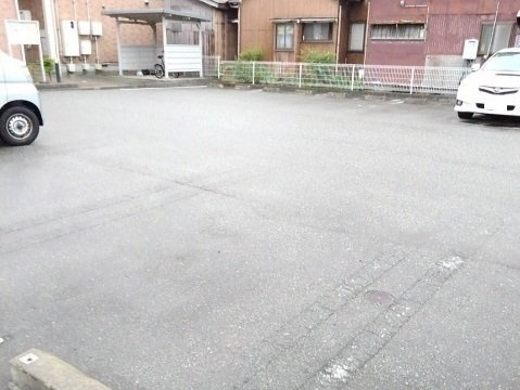 ドゥ・アスティオスⅡの駐車場