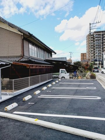松山インター　ヴィラ　東石井の駐車場