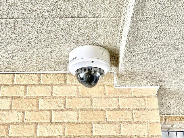ヴェレーナ南葛西の防犯設備|【防犯カメラ】何かあった時の大事な証拠になることももちろんなりますが、防犯というくらいですので大事なのは防犯カメラがあることによって抑止力につながることですよね。
