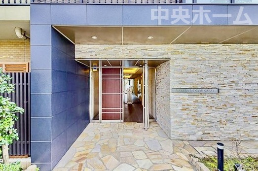 ヴェレーナ南葛西のエントランス|【エントランス】マンションのエントランスは、その物件の印象を決める、顔とも言える場所です。毎日通る場所ですからきれいなのが一番です。エントランス内はオートロックですので暮らしの安全も確保されています。
