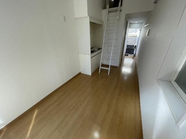 横浜市保土ケ谷区峰岡町３丁目のアパートの居間・リビング