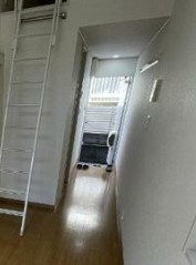 横浜市保土ケ谷区峰岡町３丁目のアパートの玄関