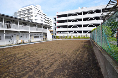 【前面道路含む現地写真】 | 湘南台駅 藤沢市湘南台１丁目／建築条件無80坪以上-売地１区画-54-20 | 現地写真奥から