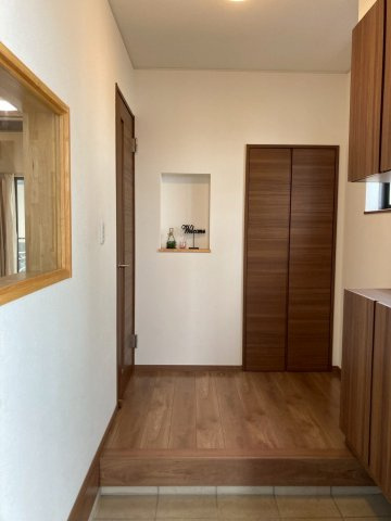 松山市来住町　中古戸建の玄関