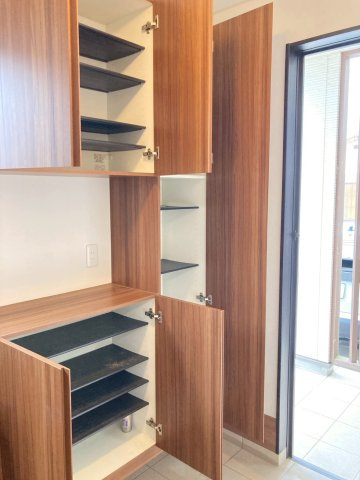 松山市来住町　中古戸建の玄関