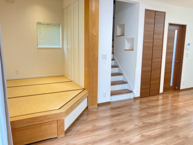 松山市来住町　中古戸建の居間・リビング