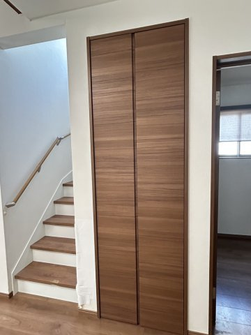 松山市来住町　中古戸建の収納|ローゼットを備えており、衣類や季節物もたっぷり収納可能。窓からの眺めも良く、朝までぐっすり眠れる静かなお部屋です。