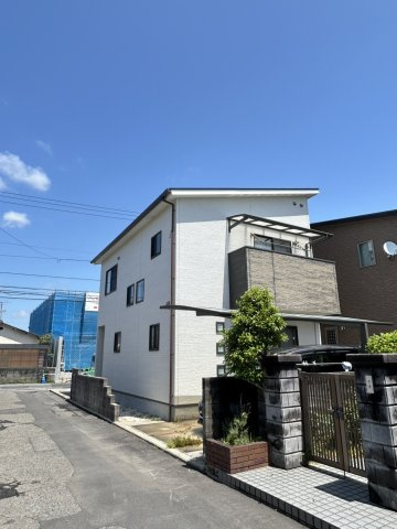 松山市来住町　中古戸建の外観|太陽光パネルを搭載した屋根と、駐車2台可能なゆとりある敷地が特徴です。