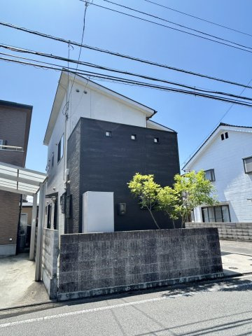 松山市来住町　中古戸建の外観|平坦な道に面しており、車出しもスムーズ。街並みに馴染む落ち着いた佇まいです。