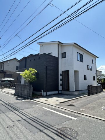 松山市来住町　中古戸建の外観|角地の整形地に佇む、2015年築のモダンな2階建て。