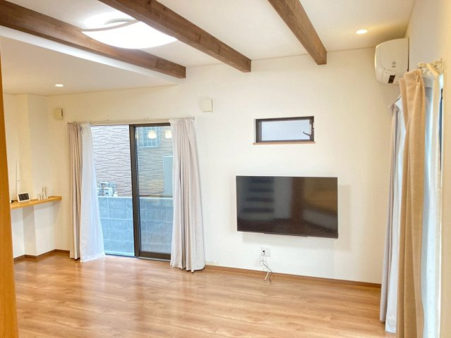 松山市来住町　中古戸建の居間・リビング|15畳以上のLDKは、大きな窓から光が差し込む開放的な空間です。全室フローリングなのでソファやテーブルの配置も自由自在。家族が自然と集まり、思い思いにゆったりとした時間を過ごせる家の中心になります。