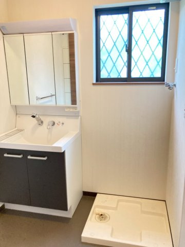 松山市来住町　中古戸建の独立洗面台